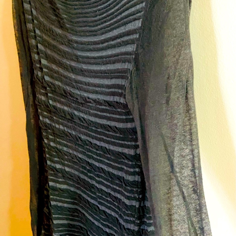 Cotton with some elastic dress. Linen sleeves with stretch. Very pretty